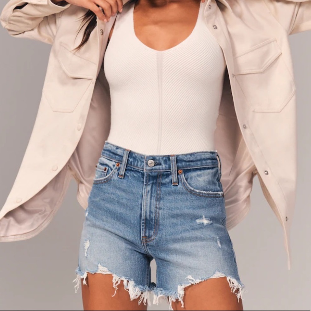 Abercrombie 4 inch mom short